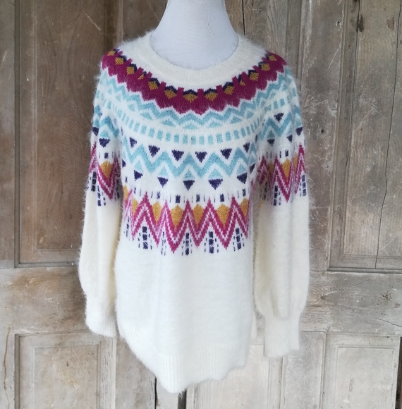 Cozy White Scandinavian Sweater - Picture 5 of 8